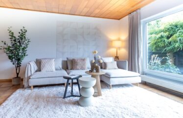 Helles Rheinmittelhaus mit offenem Wohnbereich und kleinem Garten