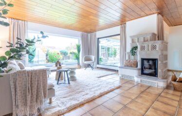 Helles Rheinmittelhaus mit offenem Wohnbereich und kleinem Garten