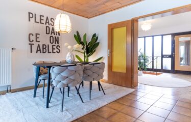 Helles Rheinmittelhaus mit offenem Wohnbereich und kleinem Garten