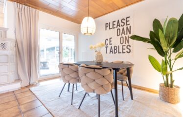 Helles Rheinmittelhaus mit offenem Wohnbereich und kleinem Garten