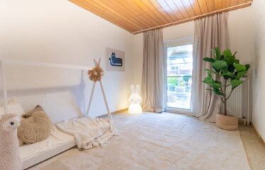 Helles Rheinmittelhaus mit offenem Wohnbereich und kleinem Garten