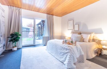 Helles Rheinmittelhaus mit offenem Wohnbereich und kleinem Garten