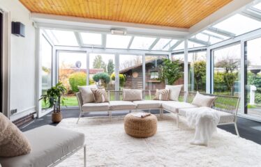 Helles Rheinmittelhaus mit offenem Wohnbereich und kleinem Garten