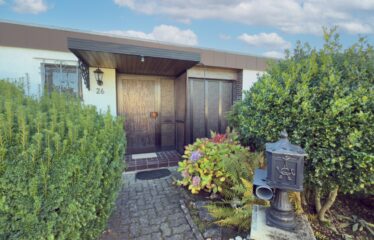 Helles Rheinmittelhaus mit offenem Wohnbereich und kleinem Garten