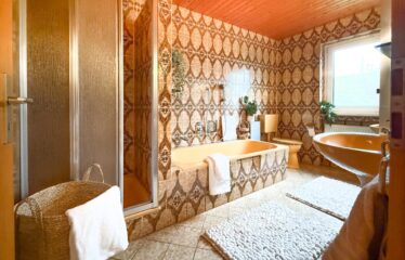 Helles Rheinmittelhaus mit offenem Wohnbereich und kleinem Garten